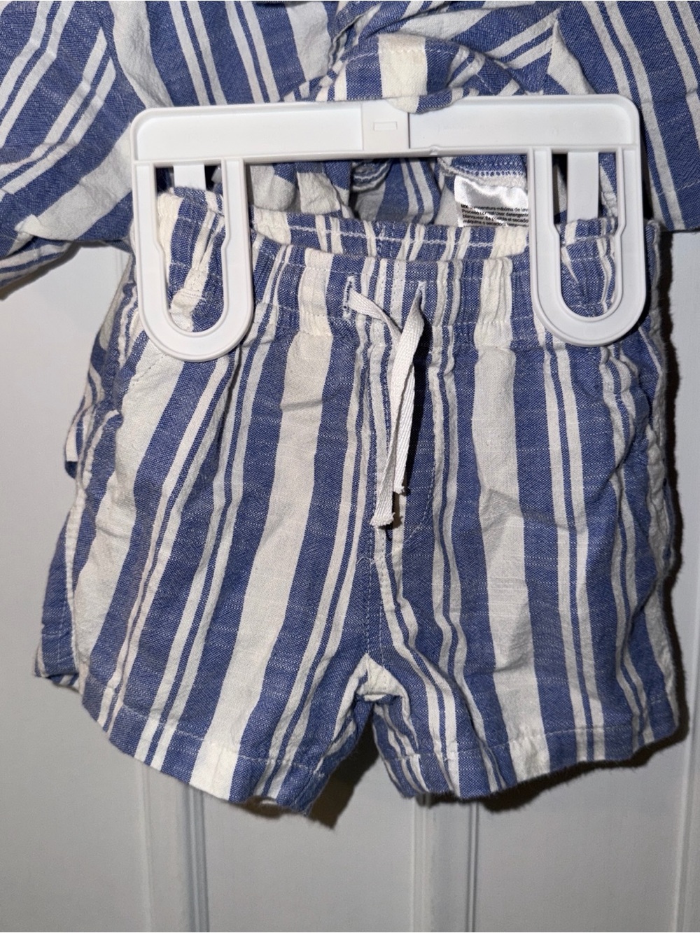 H&M Blue and White Vertical Stripe Short-Sleeve Button-Down Shirt - Picture 2 of 3